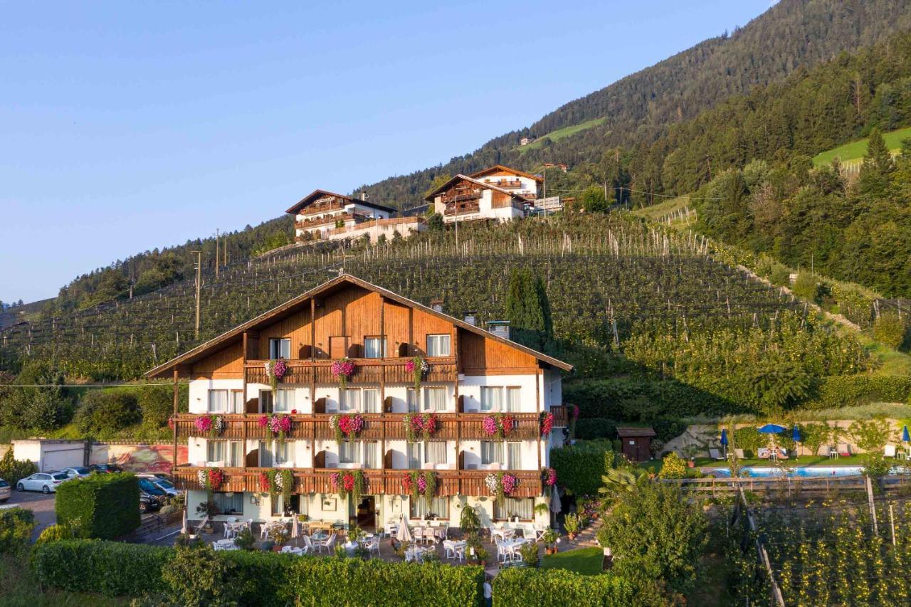Boutique Hotel St Georgen Schenna Buitenkant foto