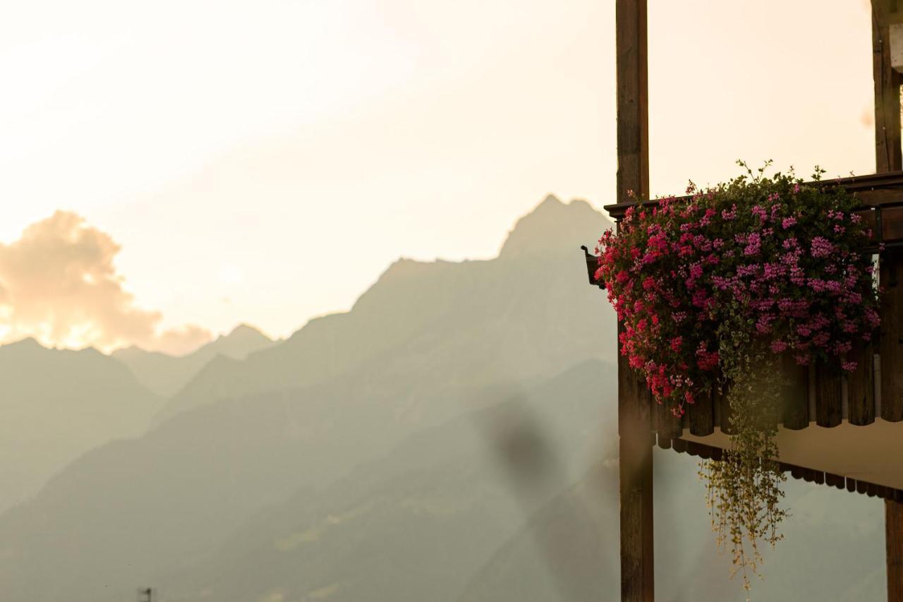 Boutique Hotel St Georgen Schenna Buitenkant foto